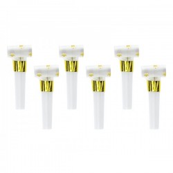 Papīra svilpes ar zelta zvaigžņu zīmējumu uz balta fona