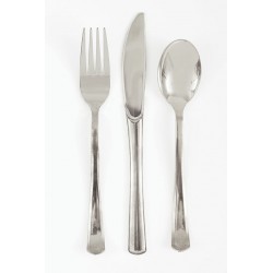 Galda piederumi metālika sudraba krāsā, 18 gab. plastmasas.(6 dakšas, 6 karotes, 6 naži) 